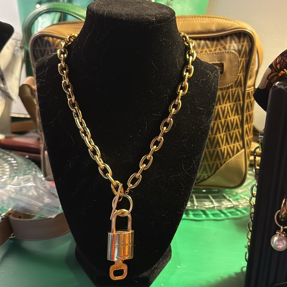 Louis Vuitton Gold Padlock and Key 310 w Unbranded Chain - Picture 7 of 7